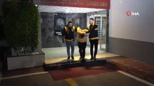 Çocuğun kafasını arabaya vurup yere fırlatan şahıs çocuğun babası çıktı, gözaltına alındı