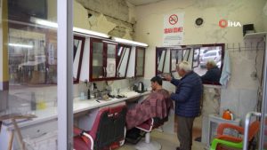Asrın felaketi meslek aşkını yıkamadı: 50 yıllık berber, hasarlı dükkanını terk etmedi