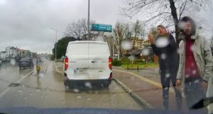 Bursa’da yol verme kavgası: 3 kişi sürücüye saldırdı