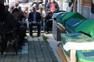 5 kişilik aile yan yana toprağa verildi! Muhtarın sözleri kahretti: Çocuklar paramparça olmuş